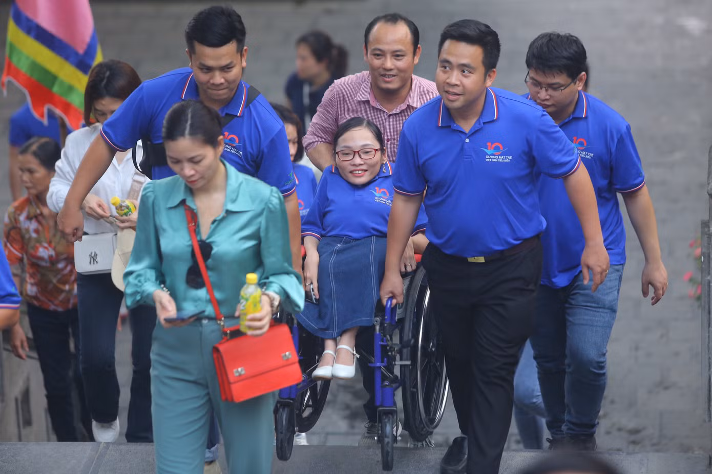 Ngọc Tâm - Gương mặt trẻ Việt Nam triển vọng năm 2022, tiếp tục được hỗ trợ khi đi tham quan khu di tích danh thắng Tây Thiên. Anh Đỗ Doãn Bách, Gương mặt trẻ Việt Nam tiêu biểu năm 2021 hào hứng nói: "Năm nay, mình vinh dự được tham gia chuỗi hành trình về nguồn cùng các gương mặt trẻ tiêu biểu và triển vọng. Đây cũng là cơ hội để mình và các gương mặt trẻ 2022 có dịp chia sẻ những câu chuyện ở mỗi lĩnh vực, ngành nghề khác nhau. Qua đó có thêm sự kết nối và thân thiết giữa các gương mặt trẻ, cùng nhau tiếp tục truyền cảm hứng cho nhiều bạn trẻ khác".