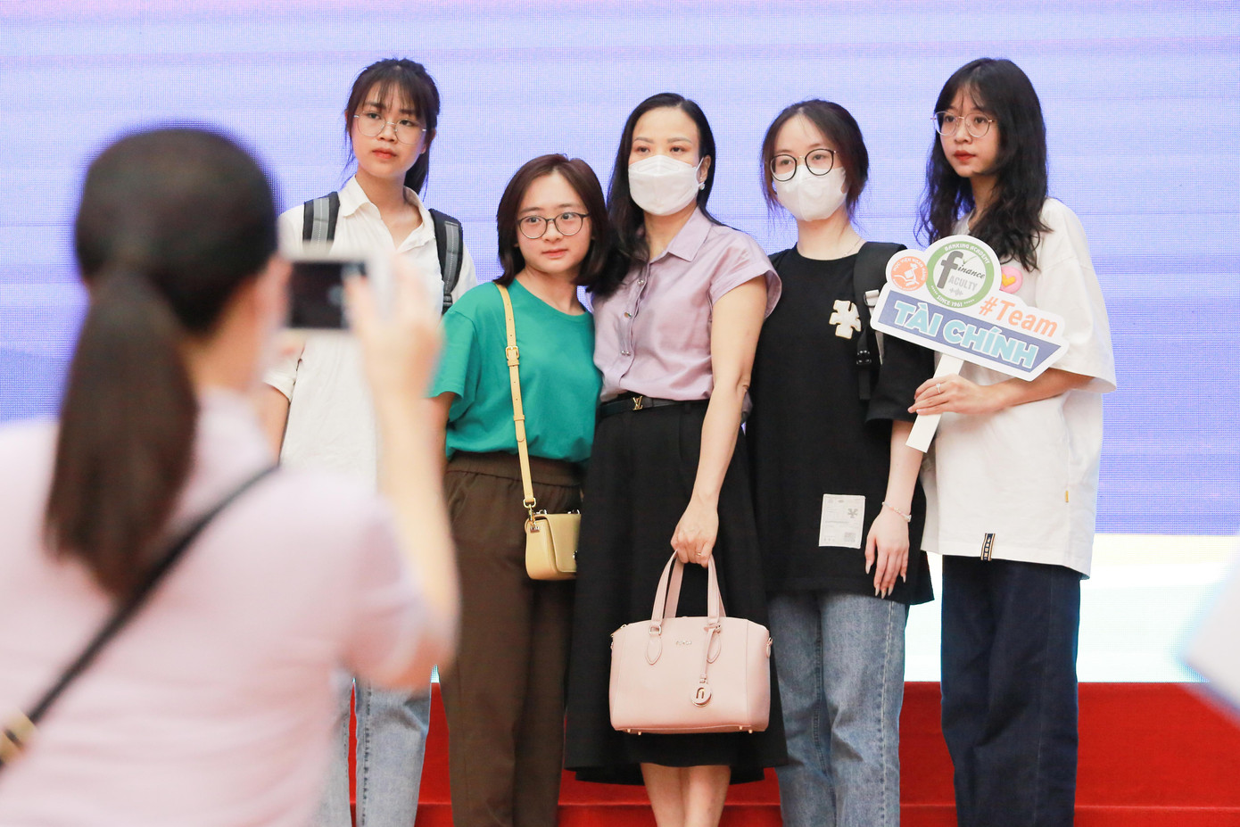 Phụ huynh, học sinh chụp ảnh trong ngày đầu tiên đến trường làm thủ tục nhập học.