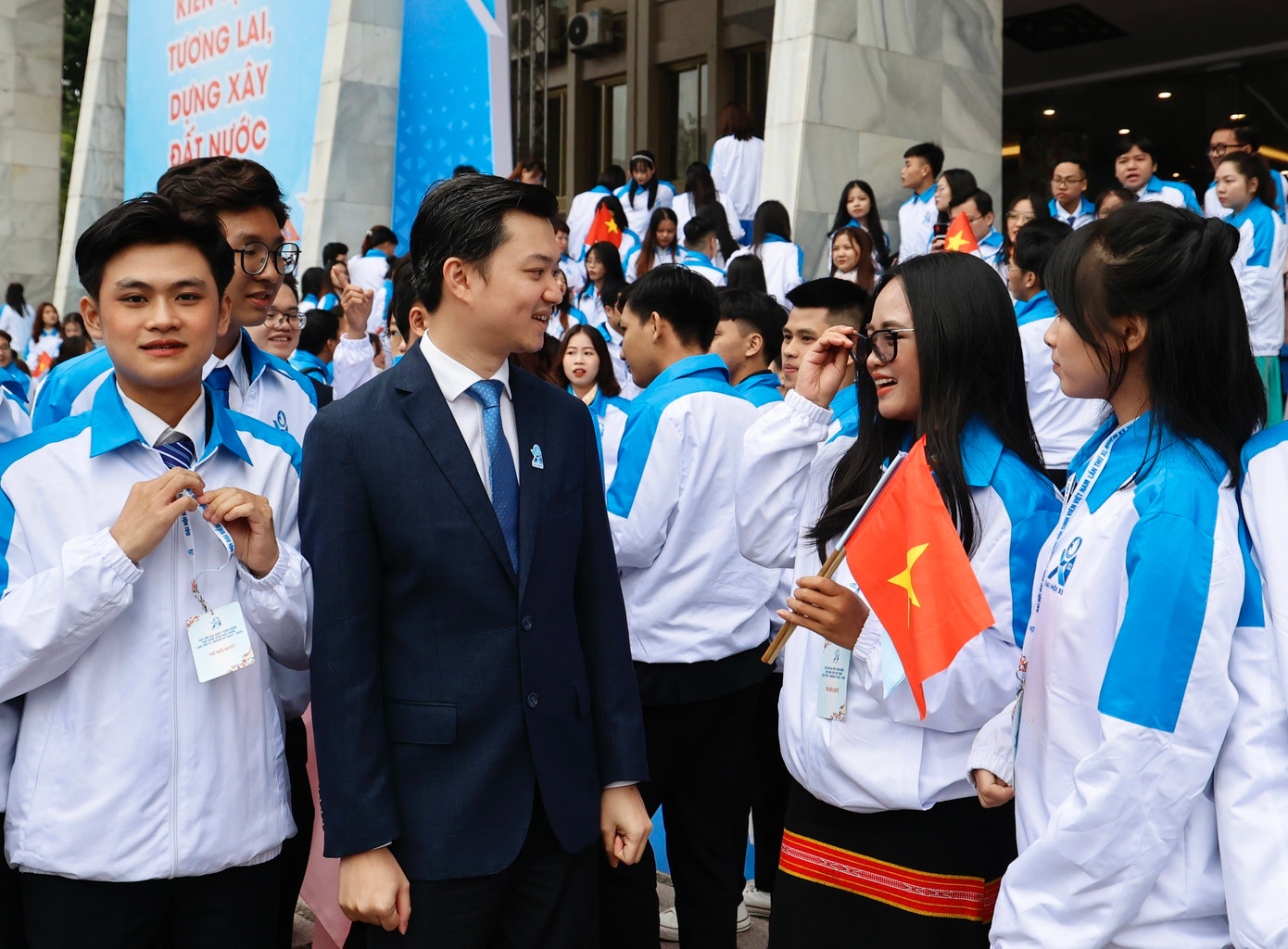 Đại biểu sinh viên sôi nổi tham dự đại hội.