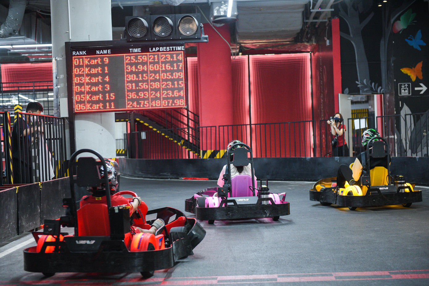 Tại Việt Nam, bộ môn đua xe thể thao này nhanh chóng thu hút đông đảo các bạn trẻ.