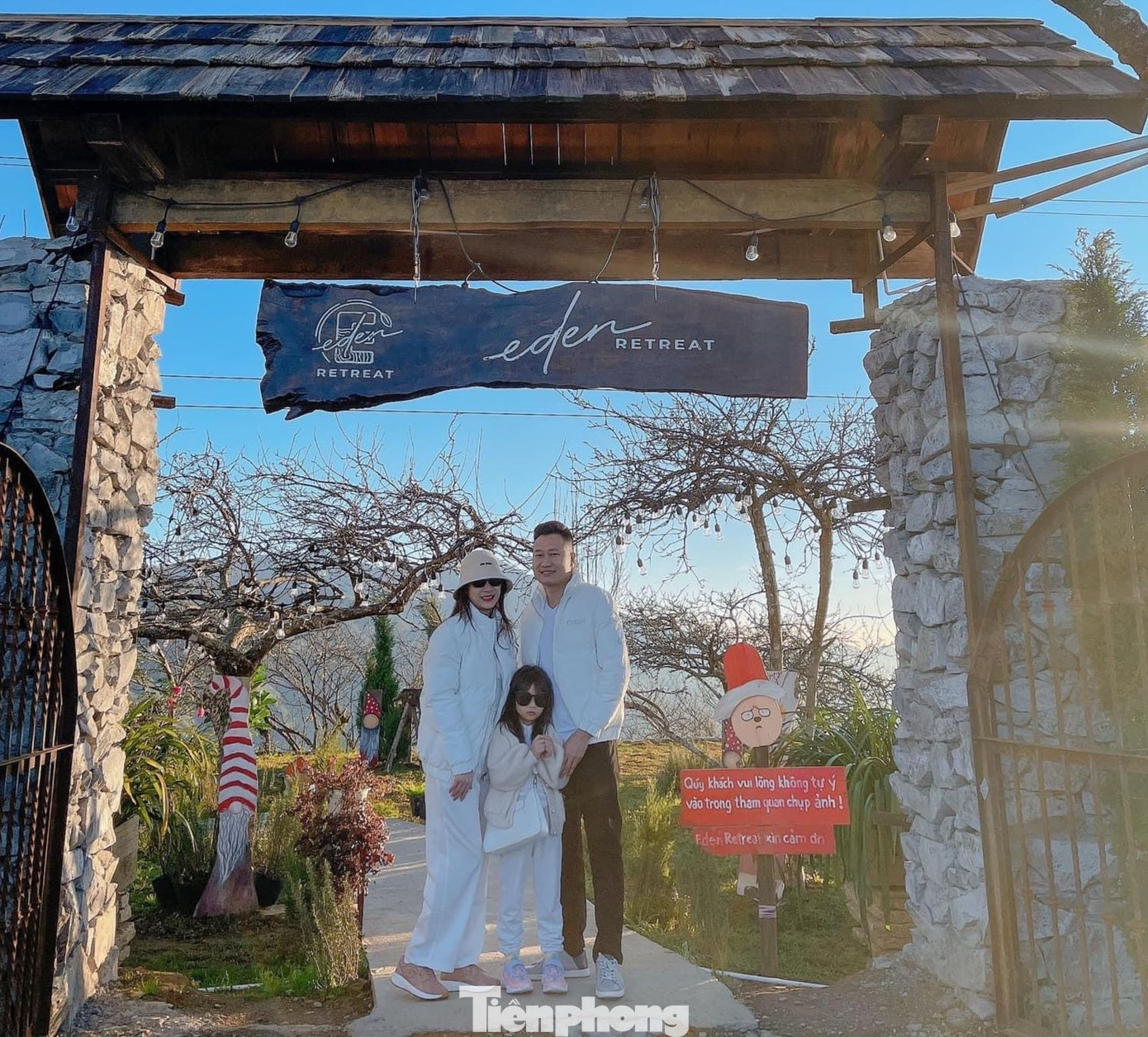 Gia đình nhỏ cũng tranh thủ lên núi đón Noel. Tuy thời tiết ở đây lạnh hơn nhưng cũng không cản được tinh thần và ham muốn trải nghiệm của du khách, nhất là các bạn trẻ muốn "săn mây".