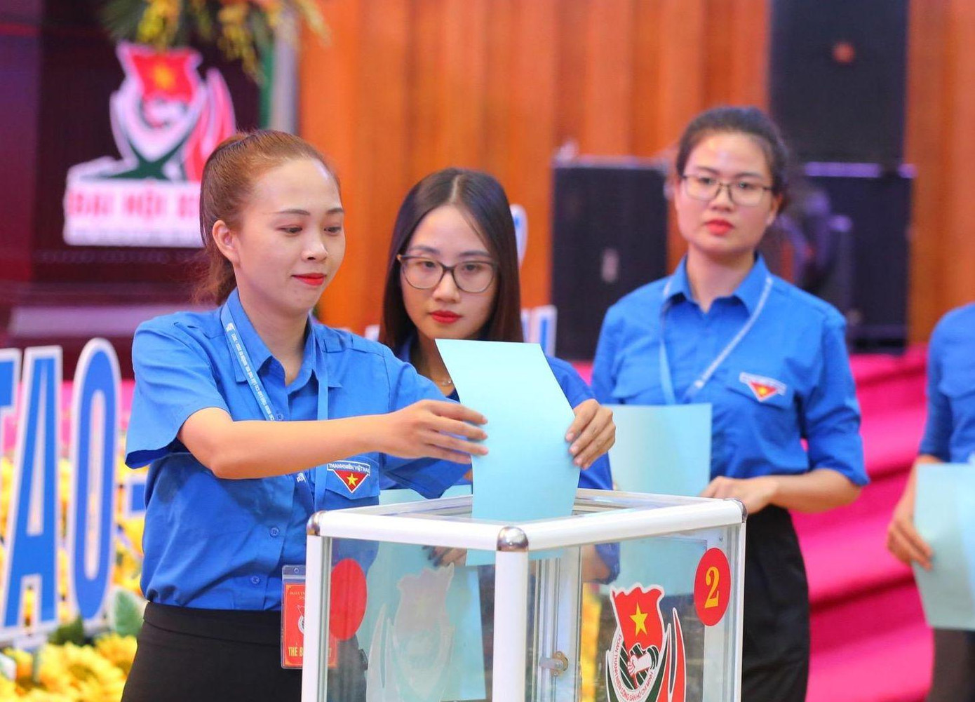 Nữ đại biểu xinh đẹp thực hiện bỏ phiếu tại Đại hội. Nữ đại biểu xinh đẹp thực hiện bỏ phiếu tại Đại hội.