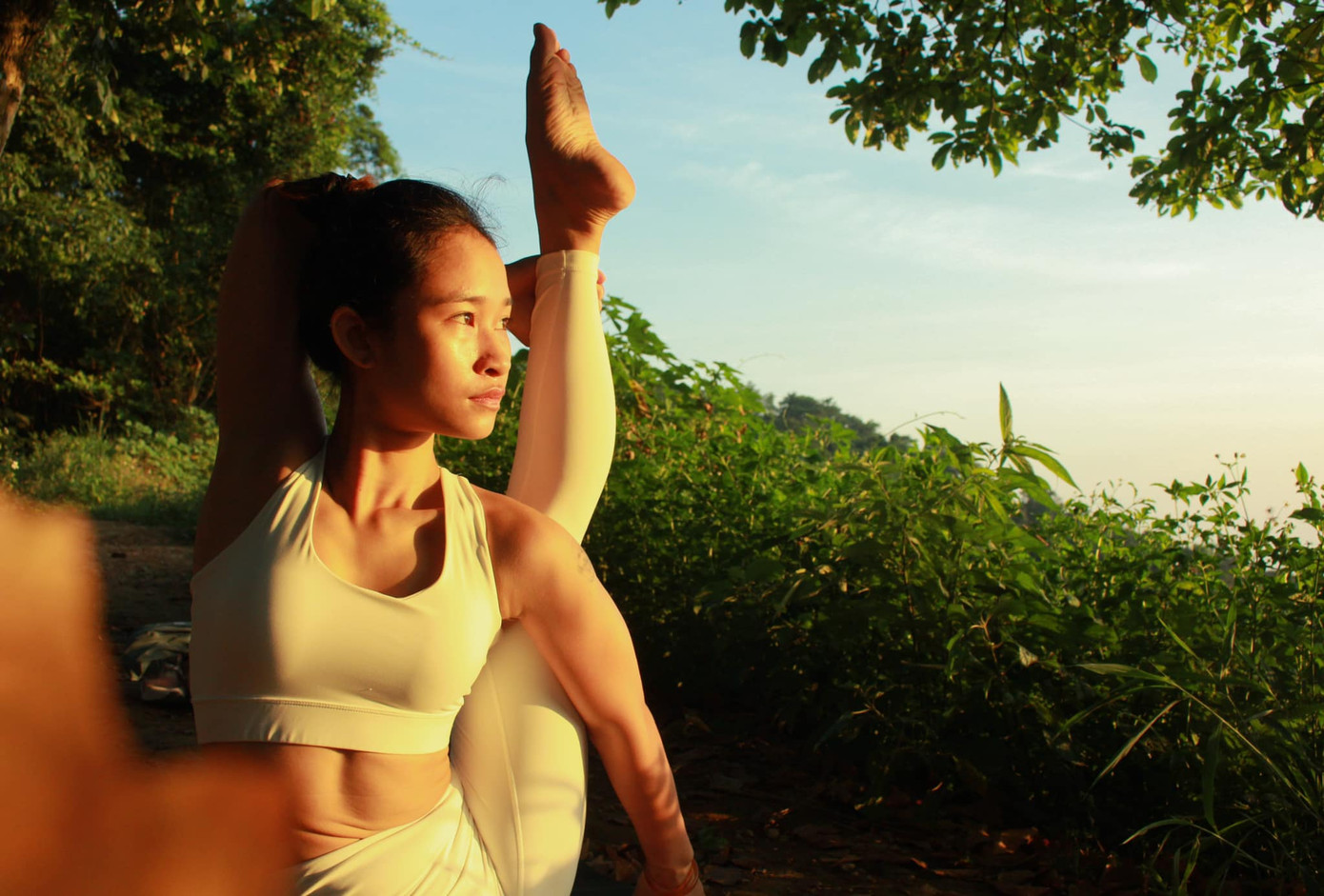 Chị Kim Bảo Ngân tự "chữa lành" khi tìm đến yoga và thực hành luyện tập ở những không gian tĩnh lặng, gần gũi với thiên nhiên. Ảnh: NVCC