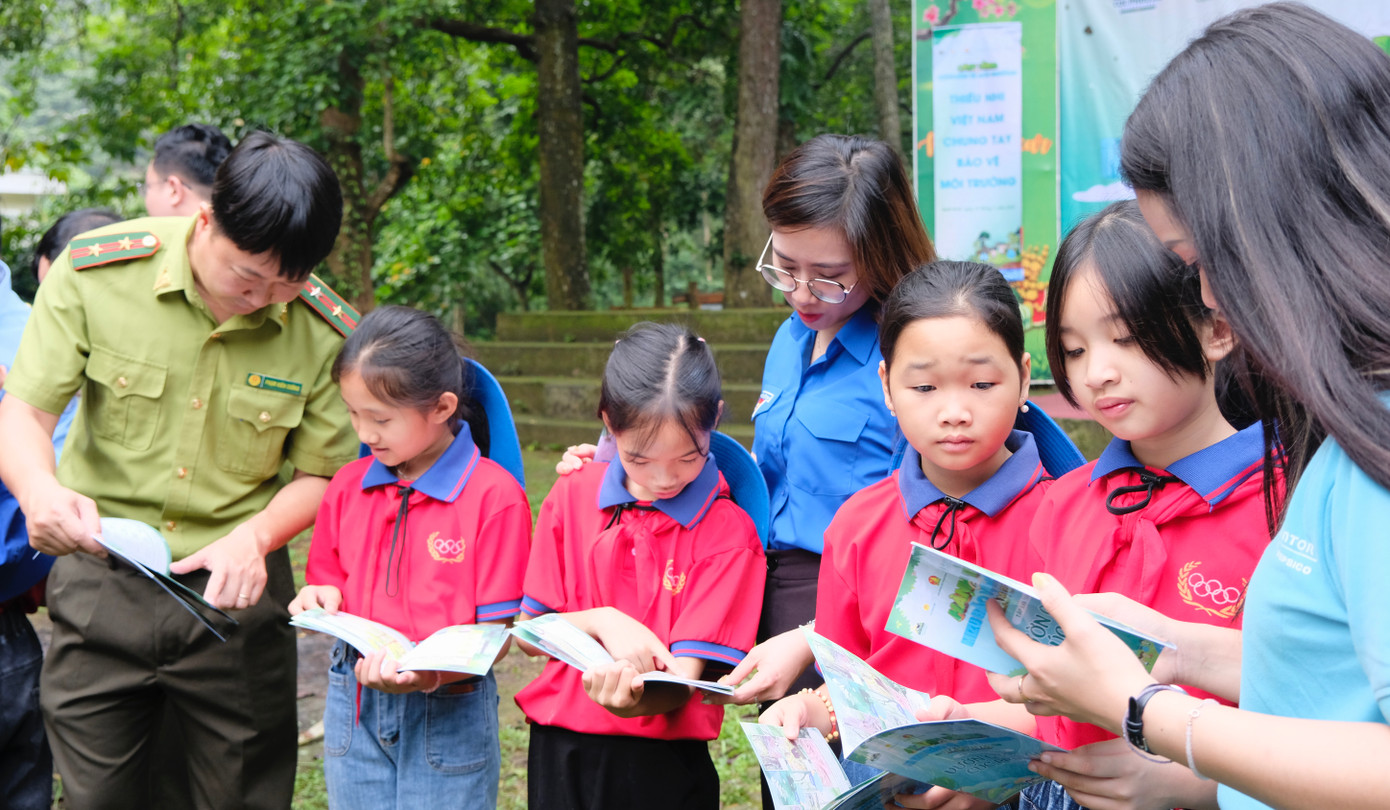 Các em thiếu nhi tìm hiểu về rừng qua sổ tay được thiết kế sinh động. Ảnh: Châu Linh Các em thiếu nhi tìm hiểu về rừng qua sổ tay được thiết kế sinh động. Ảnh: Châu Linh