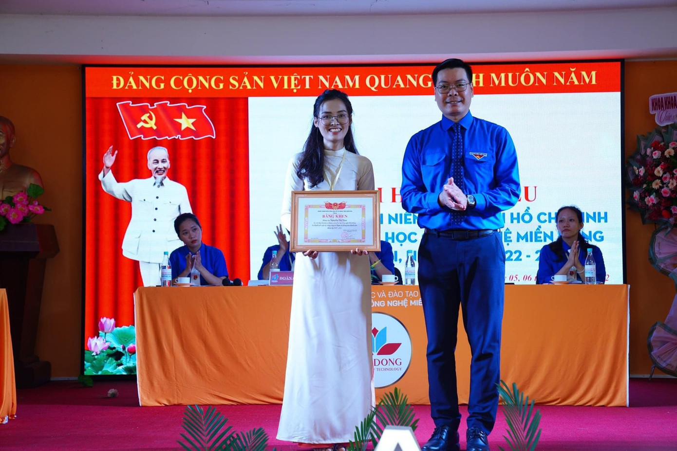 Phó Bí thư Đoàn trường cũng nhận được nhiều bằng khen vì có thành tích trong học tập và hoạt động ngoại khóa.