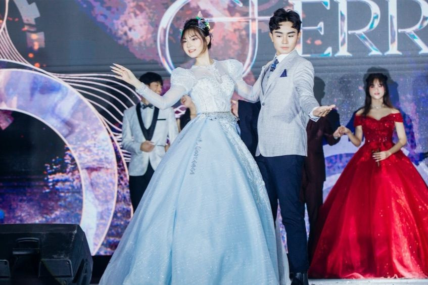 Châu Giang tỏa sáng tại đêm chung kết cuộc thi đại sứ Ams - Ams Ambassador.