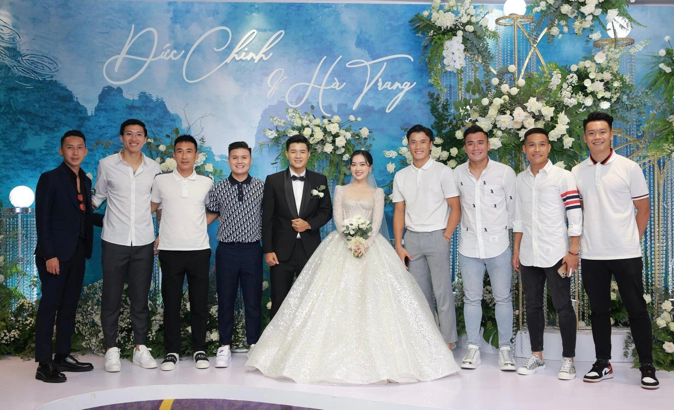 Dàn cầu thủ đội tuyển bóng đá Việt Nam gồm Đoàn Văn Hậu, Quang Hải, Bùi Tiến Dũng... có mặt đông đủ trong đám cưới của vợ chồng Đức Chinh.