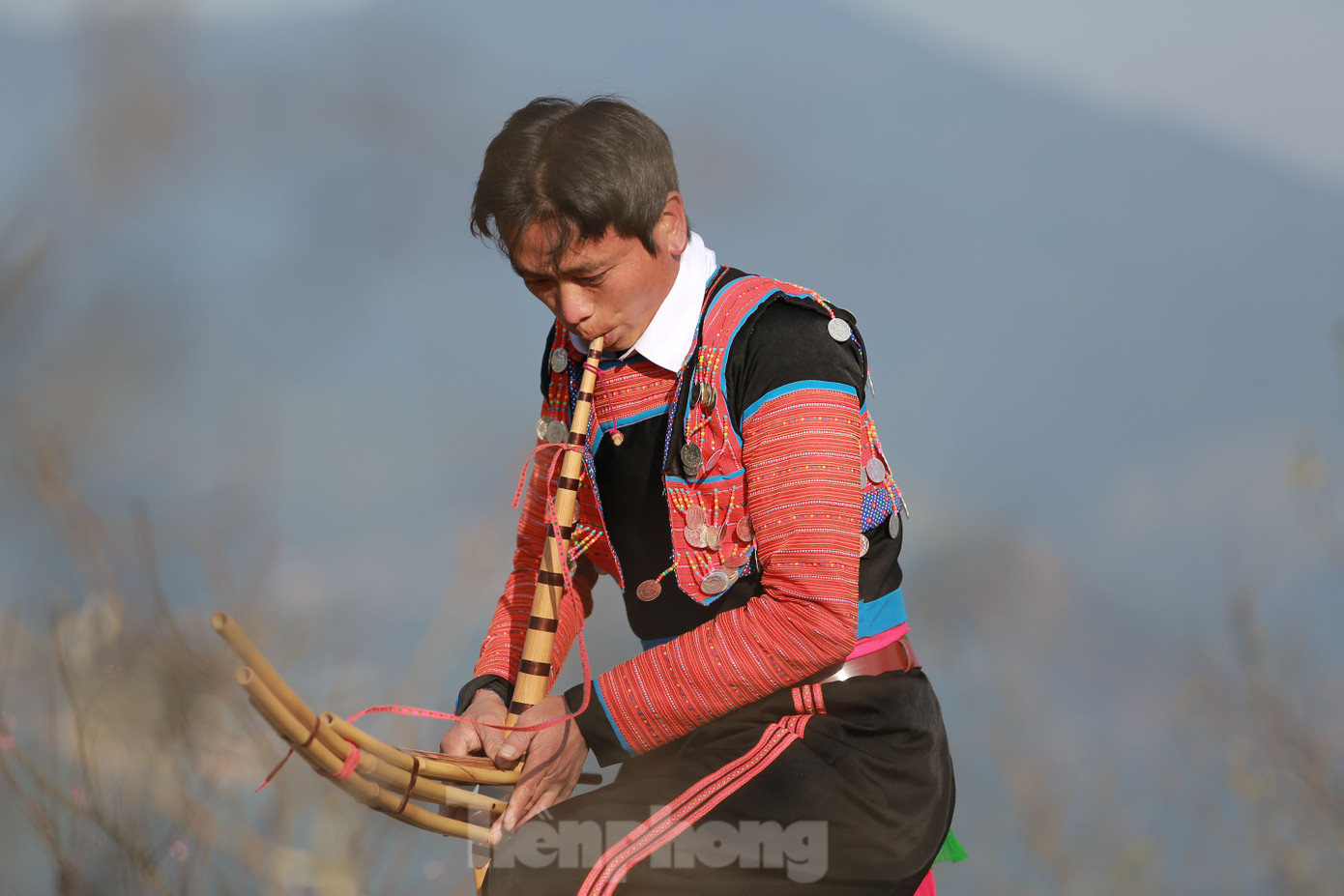 Tiết mục song tấu đàn nhị và ken lá của anh Phàng Xanh và chị Giàng Vé khiến du khách hòa mình vào âm vang của núi rừng.