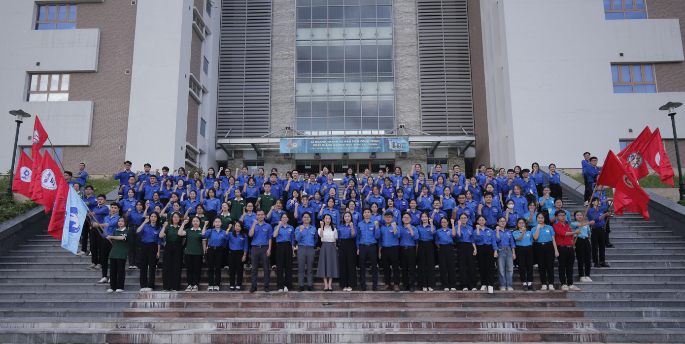 Hàng trăm sinh viên Tài chính thể hiện sự quyết tâm trong chiến dịch năm nay.