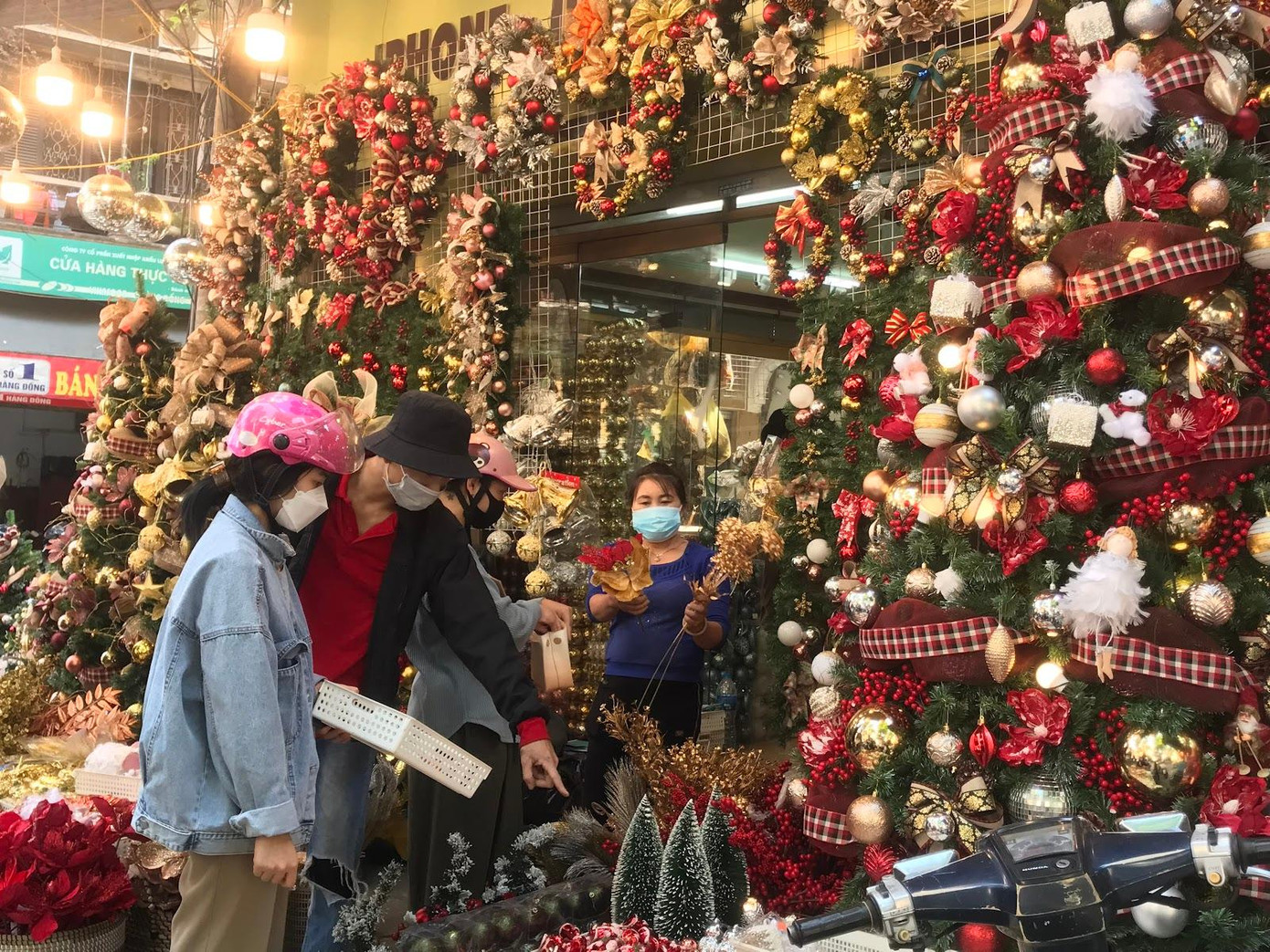 Theo quan sát của PV, các cửa hàng trên phố Hàng Mã nhộn nhịp và đa dạng hơn về sản phẩm trang trí. Không chỉ tấp nập người mua kẻ bán, Hàng Mã còn là nơi thu hút bạn trẻ đến check-in chụp hình và chơi Noel sớm. Ảnh: Châu Linh