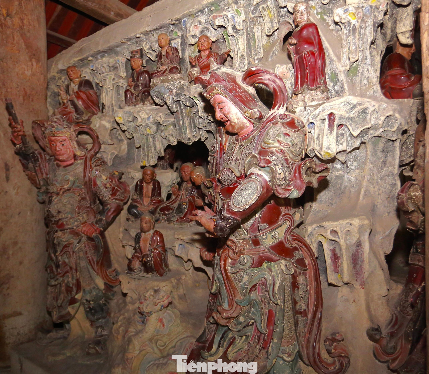 Những bức tượng mô tả các giai đoạn trong cuộc đời của Đức Phật. Ngoài ra, chùa Mía còn có nhiều tượng đất đặc trưng cho nghệ thuật làm tượng đất cổ như tượng bát bộ Kim Cương, Khuyến Thiện và Trừng Ác.