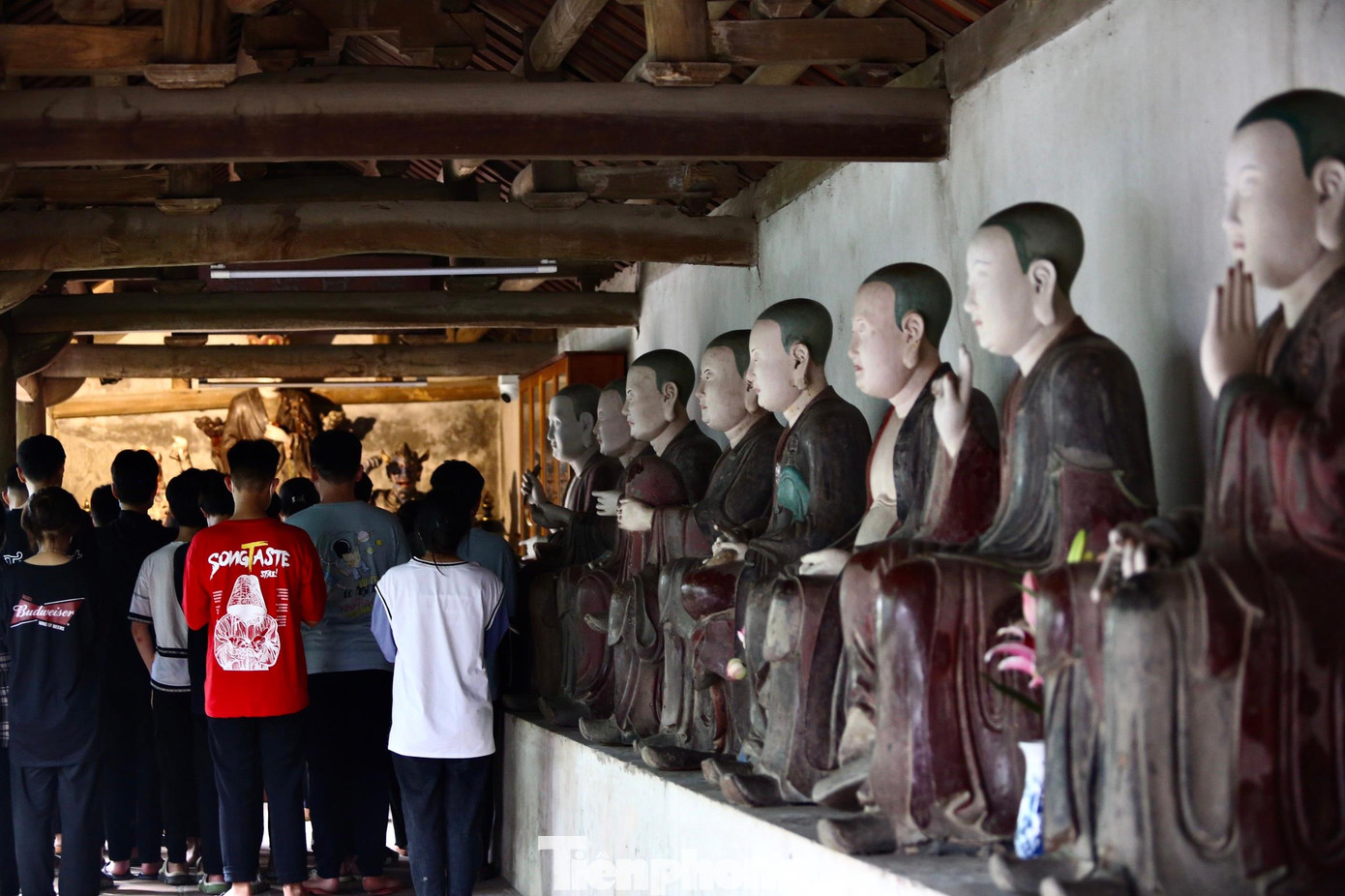 Điểm ấn tượng đầu tiên của du khách khi đến chùa Mía là các pho tượng La Hán ở hành lang. Ở dãy hành lang bên phải, 9 pho La Hán được tạo đắp diện tướng khác nhau, mỗi vẻ mặt với một trạng thái từ bi đôn hậu. Dãy hành lang bên trái, 9 pho La Hán khác được tôn đắp sinh động theo nghệ thuật dân gian, gần gũi với đời sống.