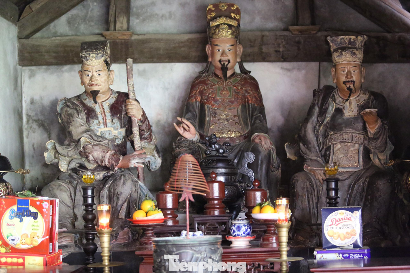 Chùa Mía khá nổi tiếng với khi sở hữu 287 pho tượng lớn, nhỏ, trong đó có 6 pho tượng đồng, 106 pho tượng gỗ và 174 pho tượng đất. Với số lượng pho tượng hiện có, chùa Mía được biết đến là nơi lưu giữ nhiều tượng nghệ thuật nhất Việt Nam. Sẽ là không quá nếu như gọi số tượng này là "kho báu" của ngôi chùa.