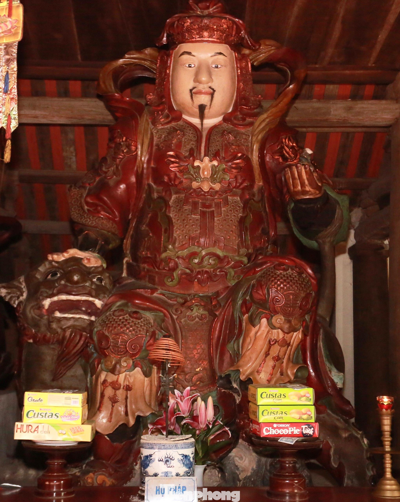 Pho tượng Hộ pháp cao hơn 2m với hình khối, bố cục vững chắc, thân hình cân đối.