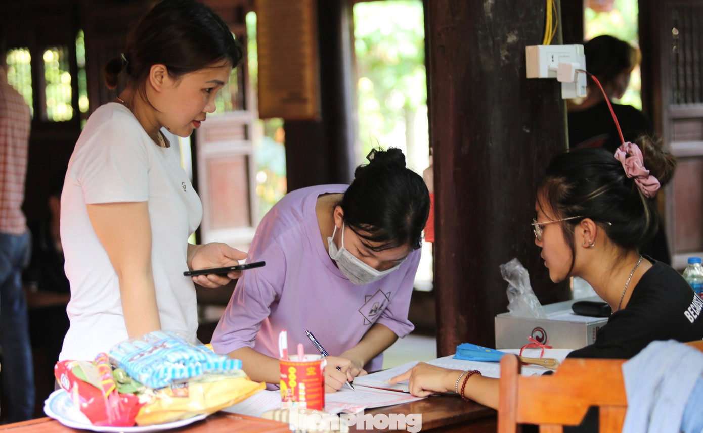 Sĩ tử viết sớ cầu may mắn trước kỳ thi quan trọng.