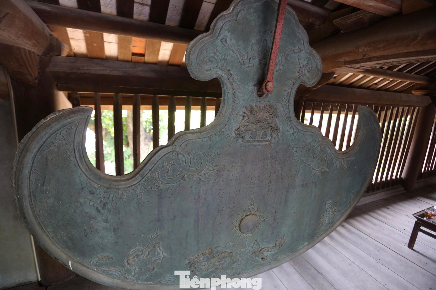 Bên trên Tam quan có treo một quả chuông cổ và một chiếc khánh đồng. Theo một số tài liệu, quả chuông đồng được đúc năm 1745, niên hiệu Cảnh Hưng thứ 6 (đời Lê), còn chiếc khánh đồng đúc năm Thiệu Trị thứ 6 (1846) đời Nguyễn.