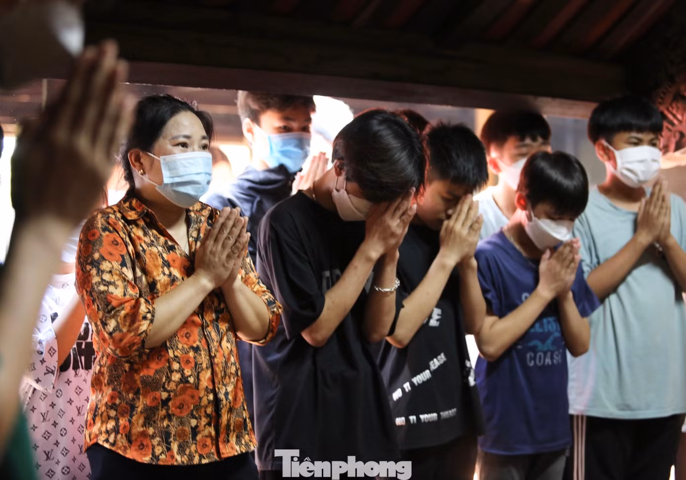 Các bạn học sinh lớp 9 đi chùa Mía (Đường Lâm, Sơn Tây, Hà Nội) để cầu may mắn. Các bạn học sinh lớp 9 đi chùa Mía (Đường Lâm, Sơn Tây, Hà Nội) để cầu may mắn.