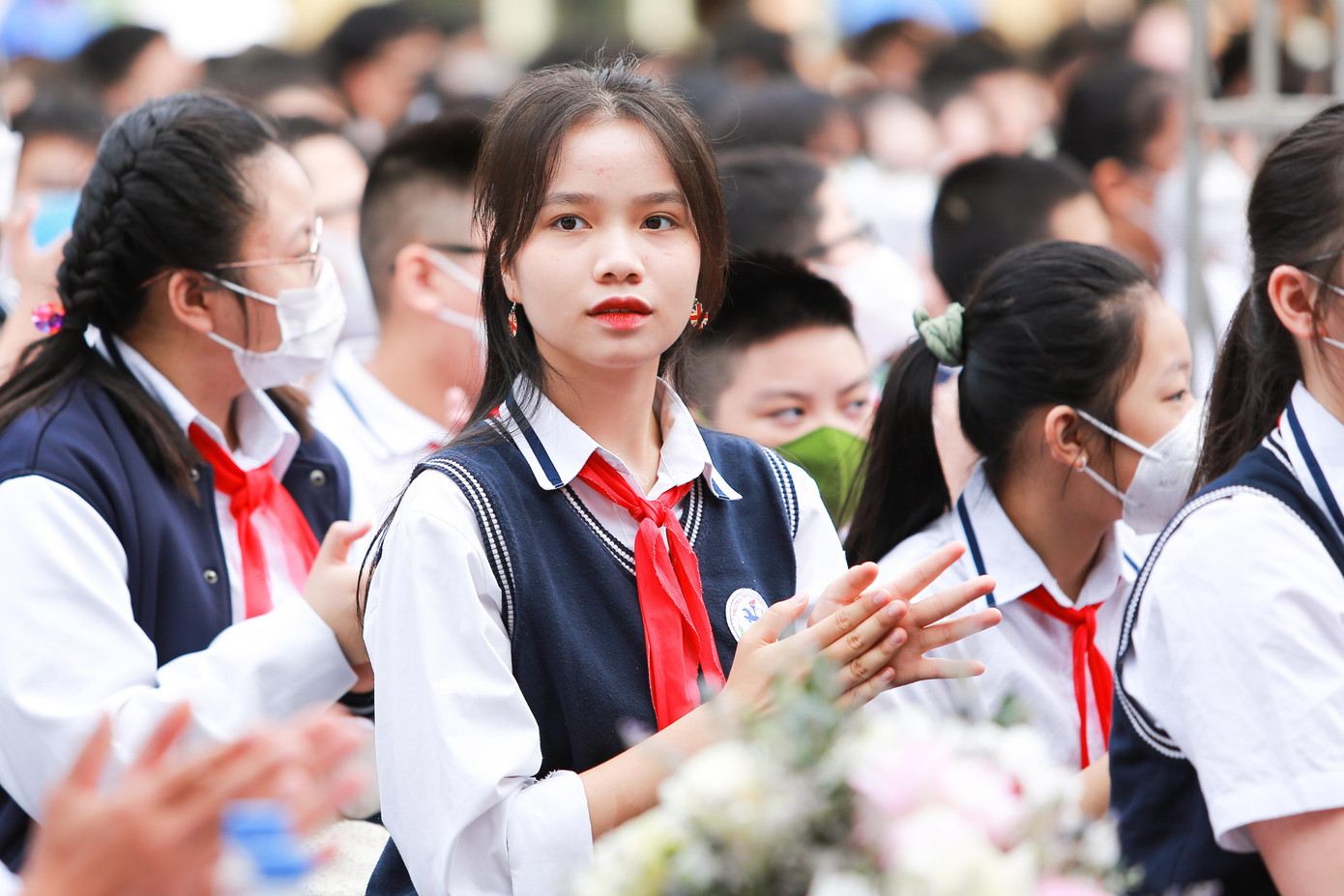 Em Trần Minh Tâm và các bạn học sinh khối lớp 9, trường THCS Giảng Võ vỗ tay hưởng ứng phần giao lưu, tương tác với diễn giả nổi tiếng như NSƯT Xuân Bắc.