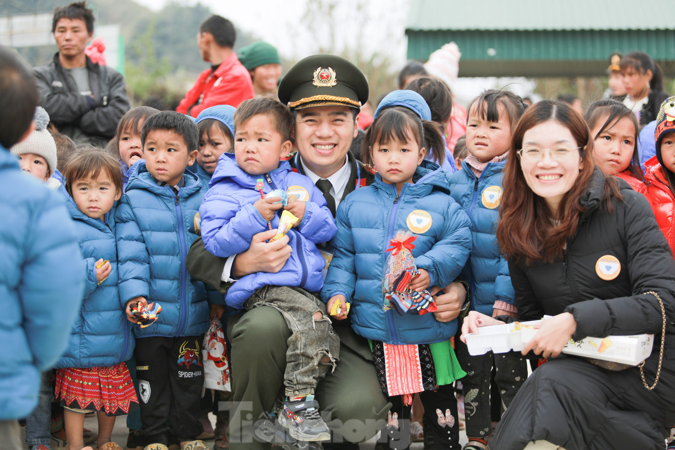 Trung úy Dương Hải Anh chụp ảnh bên các em nhỏ trường mầm non Ánh Dương (xã Hua Nhàn, huyện Bắc Yên). Trung úy Dương Hải Anh chụp ảnh bên các em nhỏ trường mầm non Ánh Dương (xã Hua Nhàn, huyện Bắc Yên).