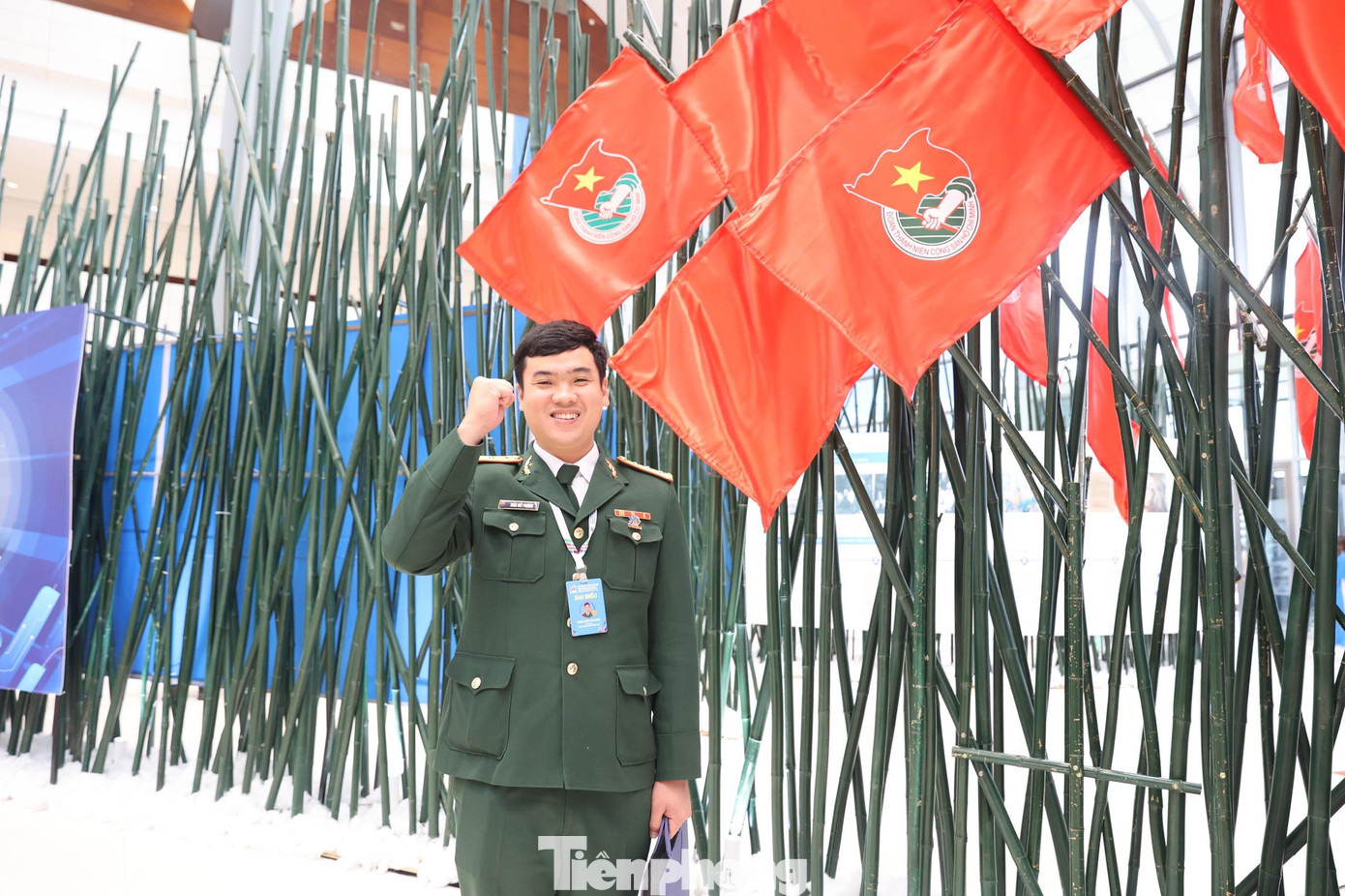 Anh Trần Viết Phương (Bí thư Đoàn cơ sở Bộ Tư lệnh Bảo vệ Lăng) chia sẻ: &quot;Hình ảnh cây tre tượng trưng cho truyền thống dựng nước và giữ nước qua hàng nghìn năm lịch sử. Đây là hình ảnh gần gũi, thân thương toàn dân tộc Việt Nam đồng thời thể hiện ý chí vươn lên, chắc chắn, trường tồn. Trong bối cảnh chuyển đổi số nhưng hình ảnh cây tre được chọn để làm hình tượng chính trong bộ nhận diện các sản phẩm tuyên truyền của đại hội đã nêu cao tinh thần giữ gìn bản sắc văn hóa dân tộc. Từ ý nghĩa của cây tre, thanh niên Việt Nam cần luôn đứng thẳng và tiến về phía trước để xây dựng, phát triển đất nước trong thời bình&quot;. Ảnh: Như Ý