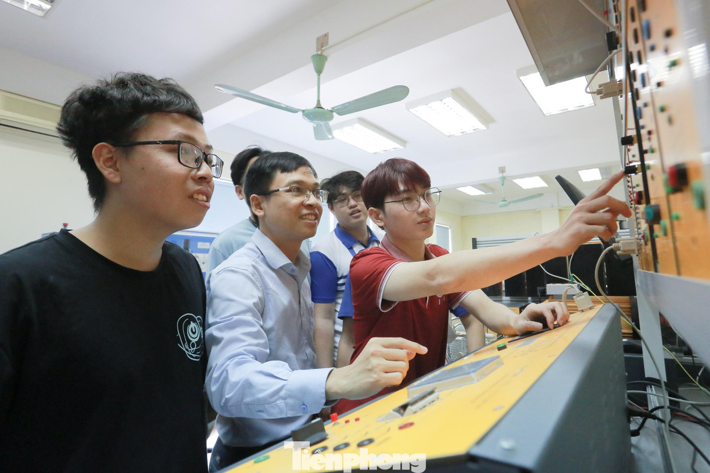 TS. Nguyễn Đức Cường hướng dẫn nhóm sinh viên thực hành. Ảnh: Châu Linh