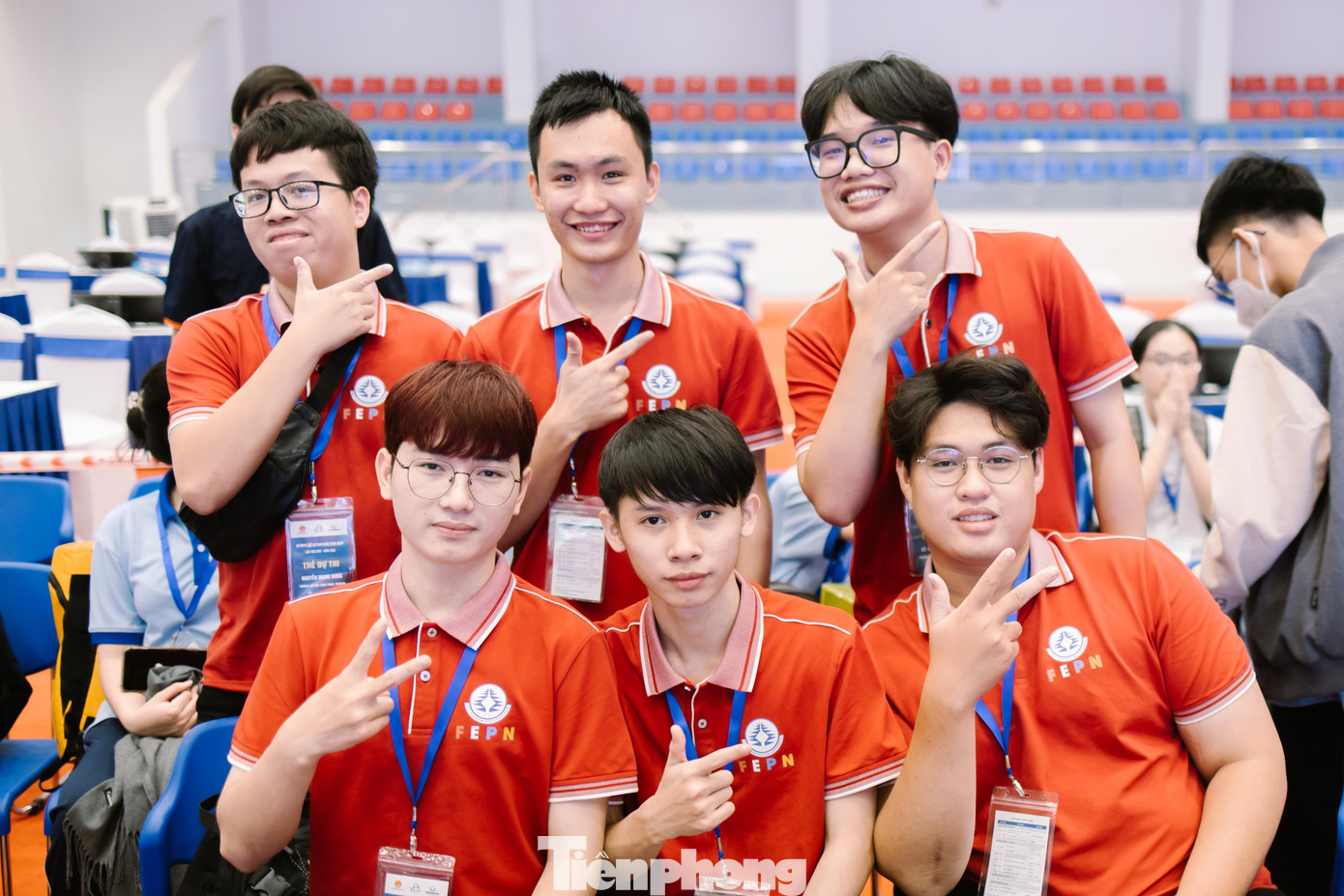 Chân dung 6 nam sinh trong đội tuyển Lý của trường ĐH Công nghệ. Ảnh: NVCC