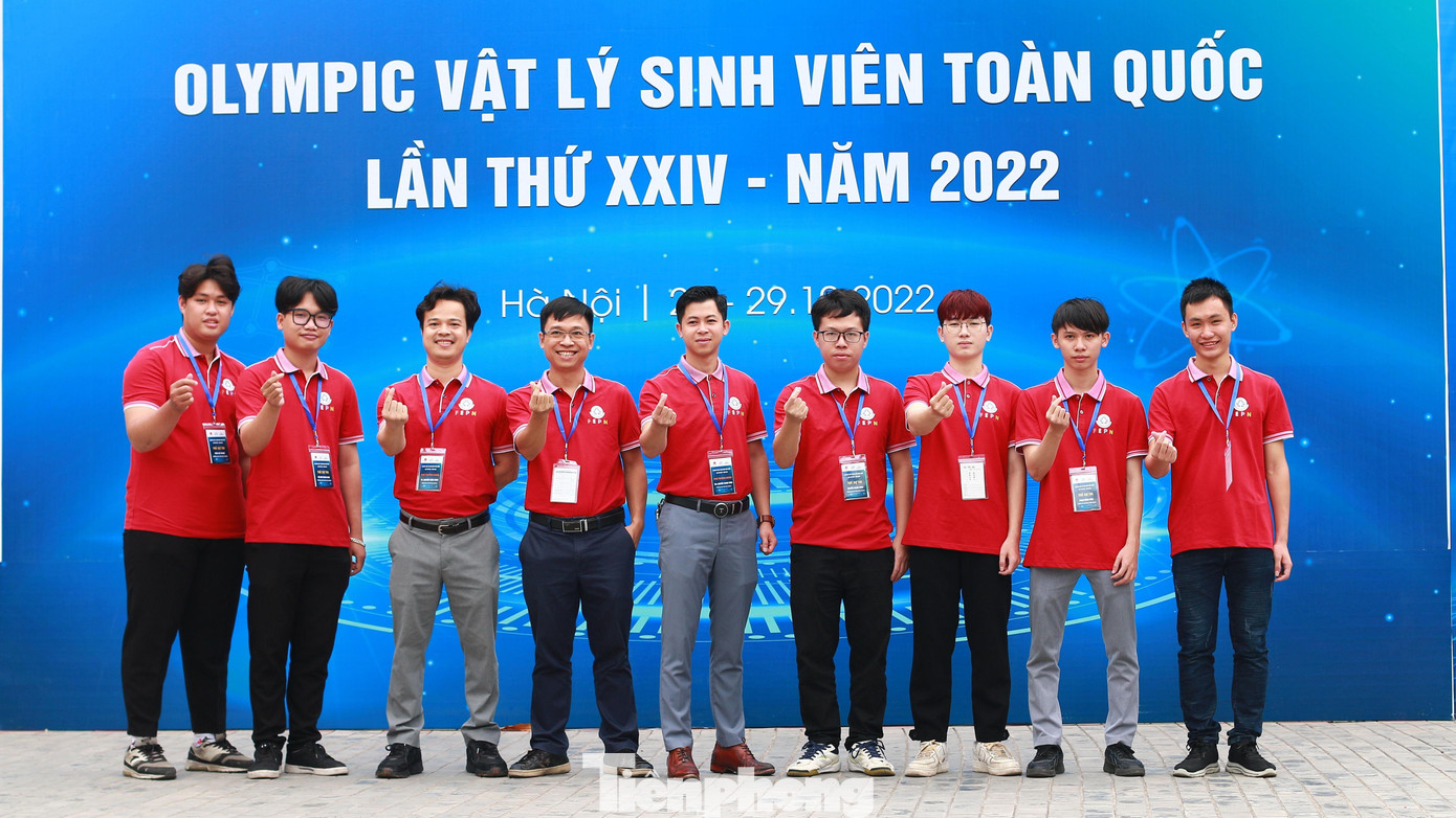 3 thầy giáo dẫn đoàn cùng 6 học sinh dự thi Olympic Vật lý sinh viên toàn quốc lần thứ XXIV năm 2022. Ảnh: NVCC