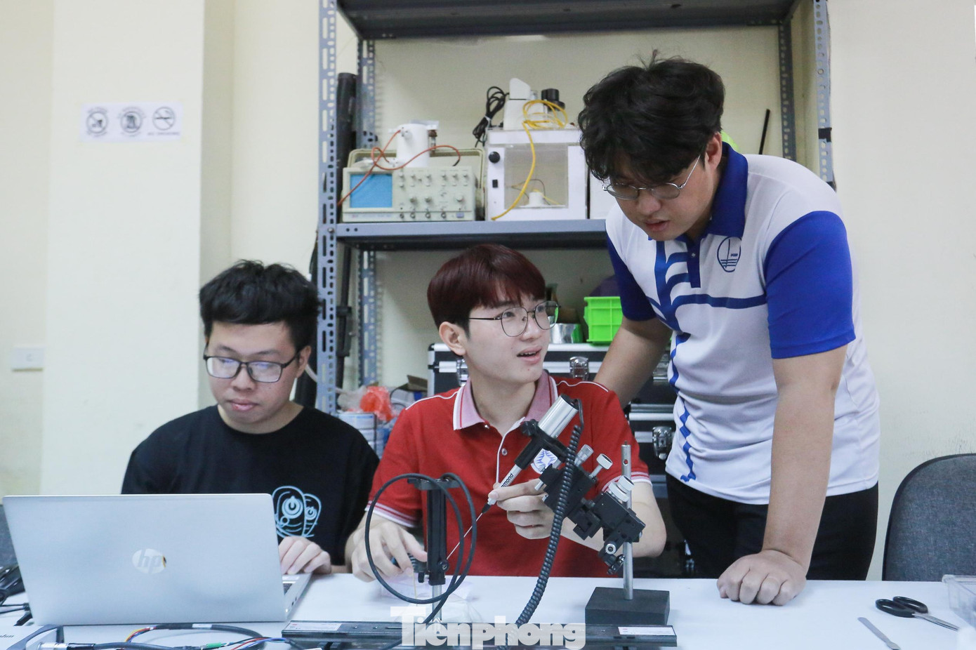 Sinh viên thực hành trong phòng thí nghiệm của khoa Vật lý Kỹ thuật và Công nghệ Nano, trường Đại học Công nghệ, Đại học Quốc gia Hà Nội. Ảnh: Châu Linh