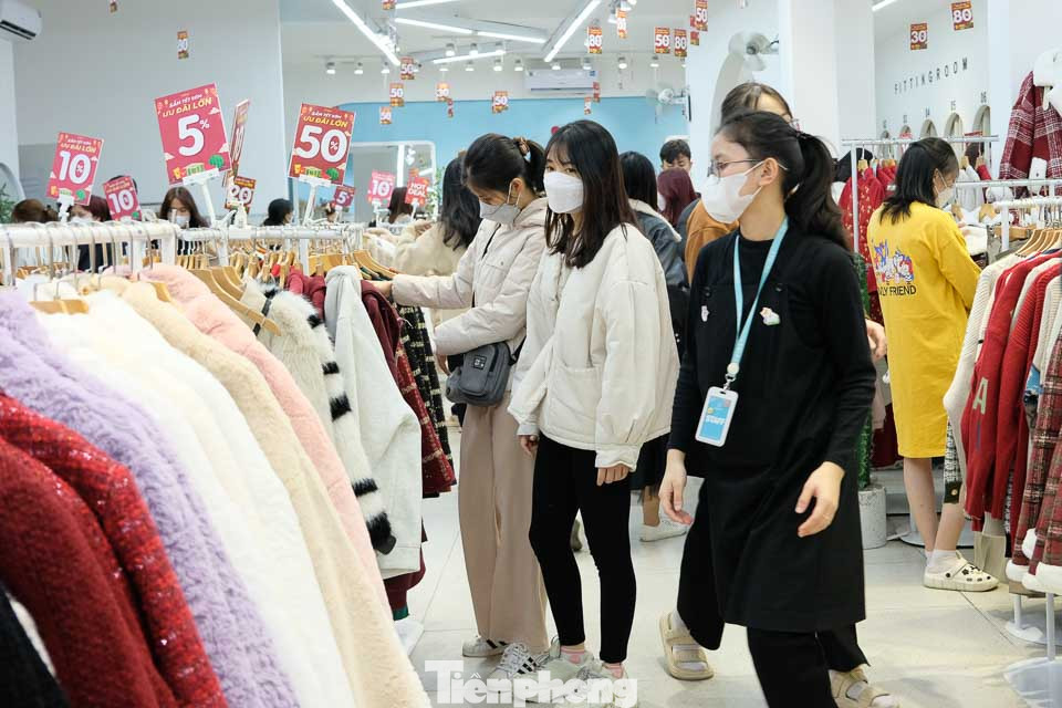 Shop thời trang trên đường Hồ Tùng Mậu giảm giá 50% một số sản phẩm để thu hút khách hàng.