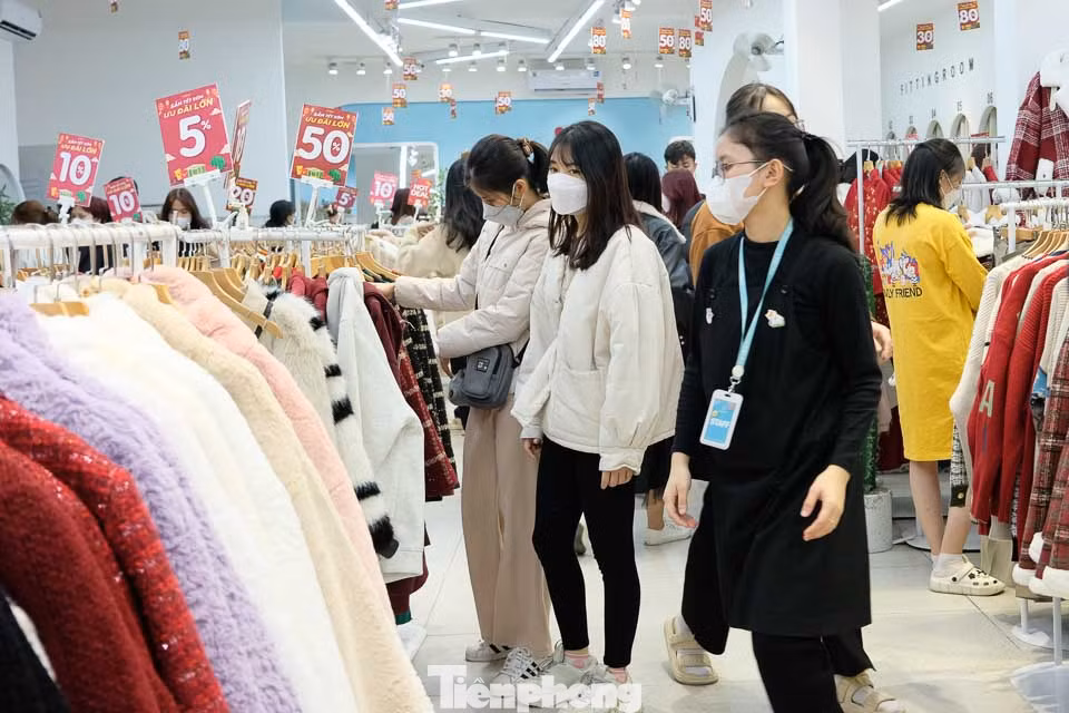 Shop thời trang trên đường Hồ Tùng Mậu giảm giá 50% một số sản phẩm để thu hút khách hàng.