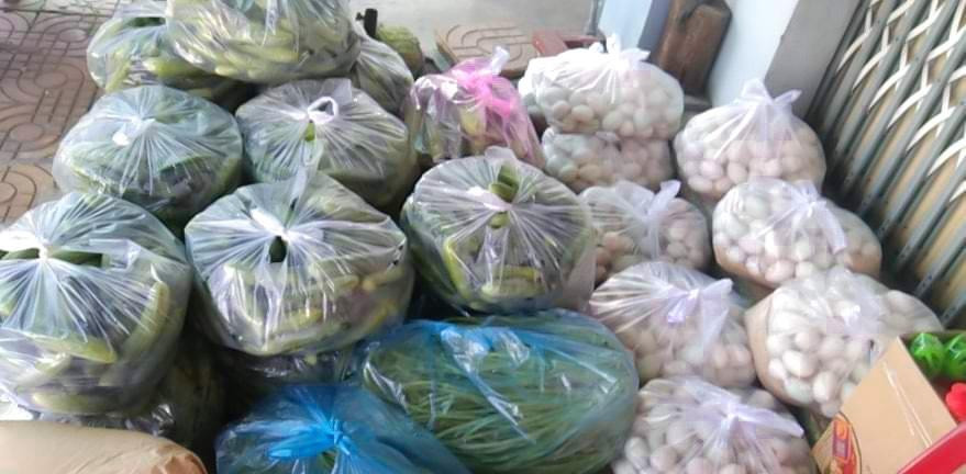 Tuyết Nga cho biết, có nhiều bạn bè của cô cũng khó khăn nhưng họ cũng cố gắng ủng hộ một thùng mì. Ngoài ra, có người ủng hộ 100.000 đồng đến 1 triệu đồng để giúp đỡ những hoàn cảnh khó khăn hơn tại phường 4. Tuyết Nga cho biết, có nhiều bạn bè của cô cũng khó khăn nhưng họ cũng cố gắng ủng hộ một thùng mì. Ngoài ra, có người ủng hộ 100.000 đồng đến 1 triệu đồng để giúp đỡ những hoàn cảnh khó khăn hơn tại phường 4.