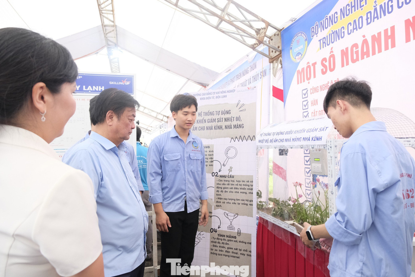Bộ trưởng Lê Minh Hoan tham quan gian trưng bày ý tưởng khởi nghiệp của sinh viên. Ảnh: Châu Linh Bộ trưởng Lê Minh Hoan tham quan gian trưng bày ý tưởng khởi nghiệp của sinh viên. Ảnh: Châu Linh