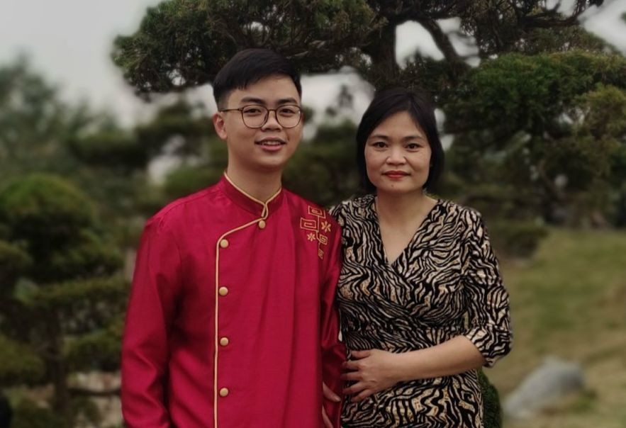 Hà Dũng chụp ảnh cùng mẹ. Ảnh: NVCC