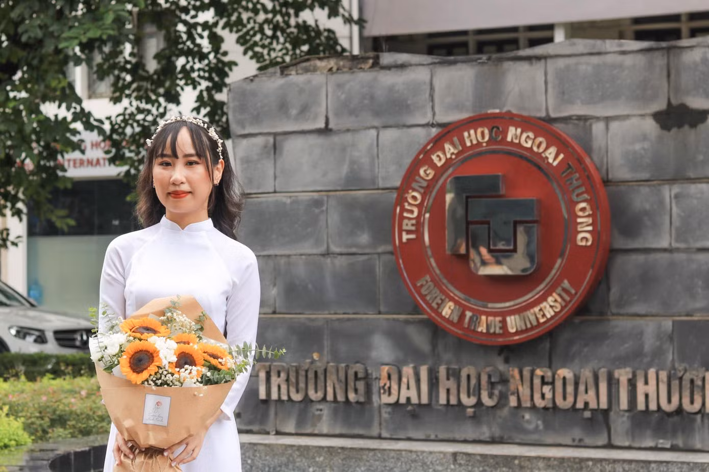 Phương Nhi chụp ảnh kỷ yếu tại trường. Phương Nhi chụp ảnh kỷ yếu tại trường.