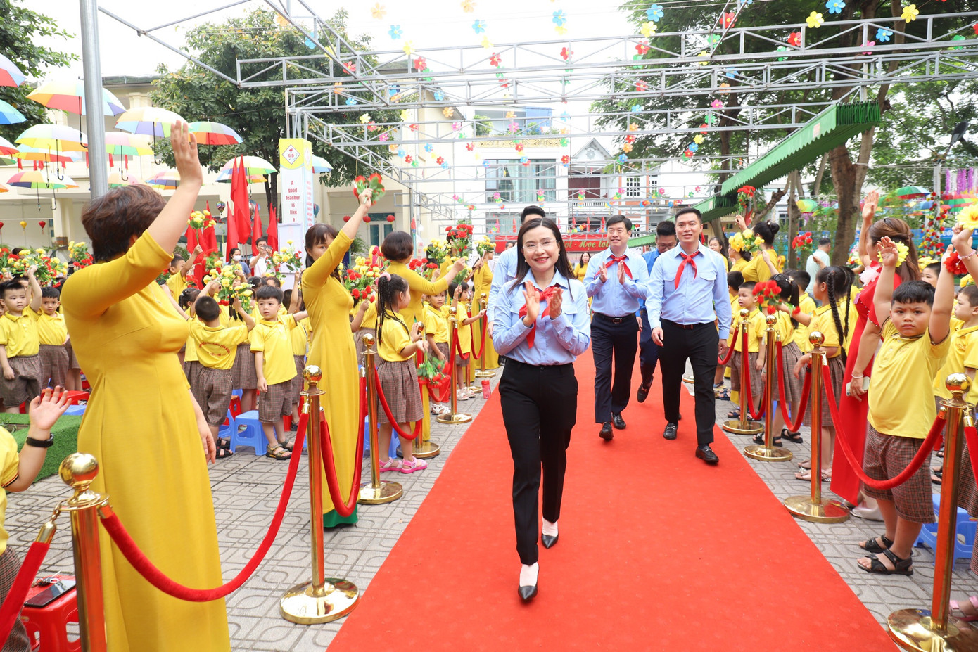 Chị Nguyễn Phạm Duy Trang tham dự lễ khai giảng năm học mới tại Trường Tiểu học Đinh Tiên Hoàng.