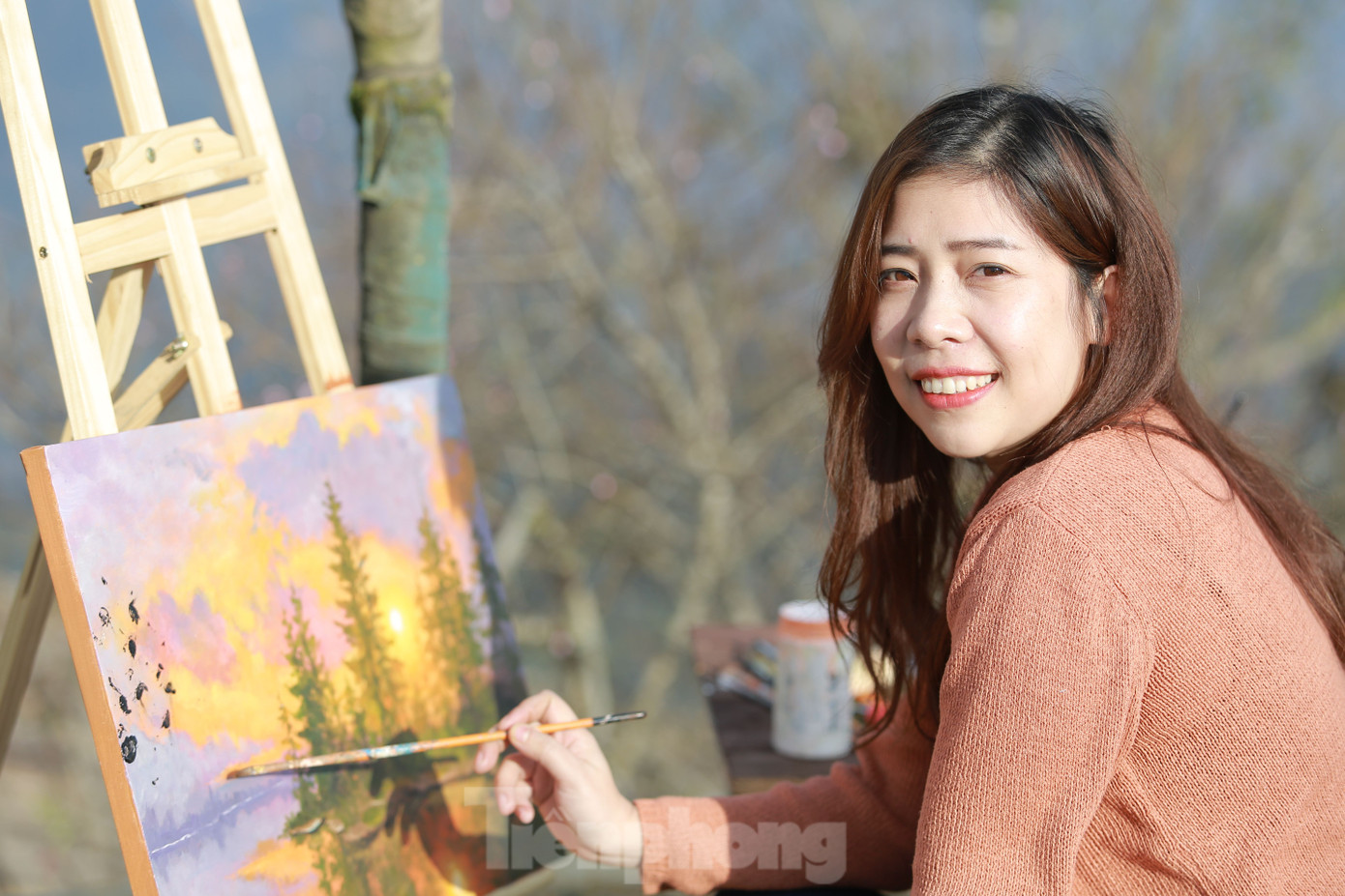 Chị Tuấn Nguyễn (32 tuổi, đến từ Hà Nội) check-in, tạo dáng thơ mộng bên bức tranh vẽ về thiên nhiên Tây Bắc.