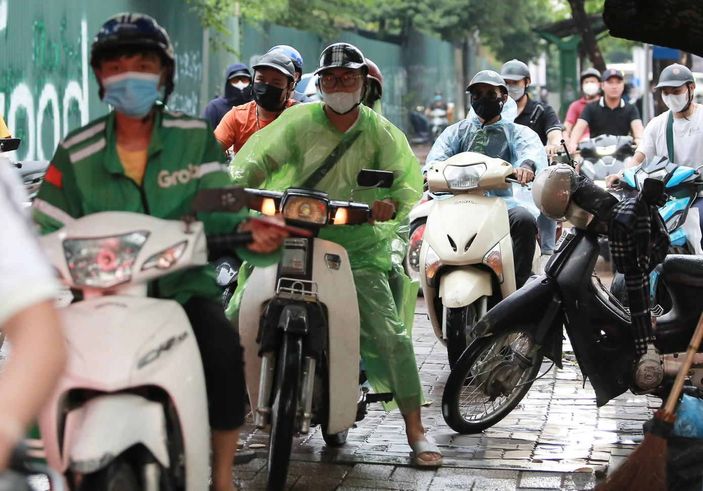 Nhiều người cố tình leo lên vỉa hè để thoát &quot;ma trận&quot; tắc đường.