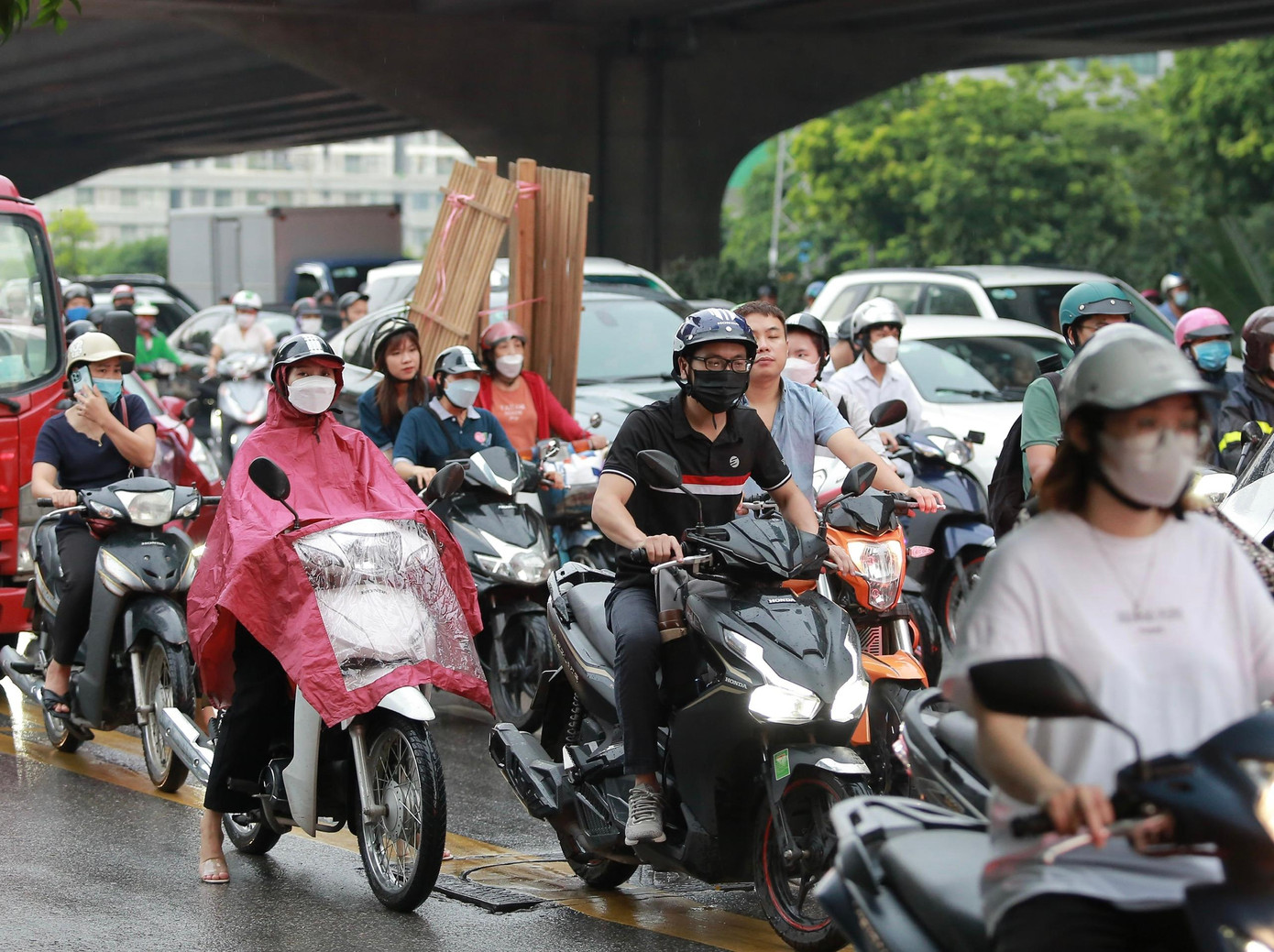Cơn mưa bất chợt khiến nhiều người dân Hà Nội gặp khó khi tham gia giao thông. Đặc biệt vào thời điểm tan tầm, một số tuyến đường rơi vào cảnh ùn tắc kéo dài. Trong ảnh: Ùn tắc trên đường Phạm Hùng.