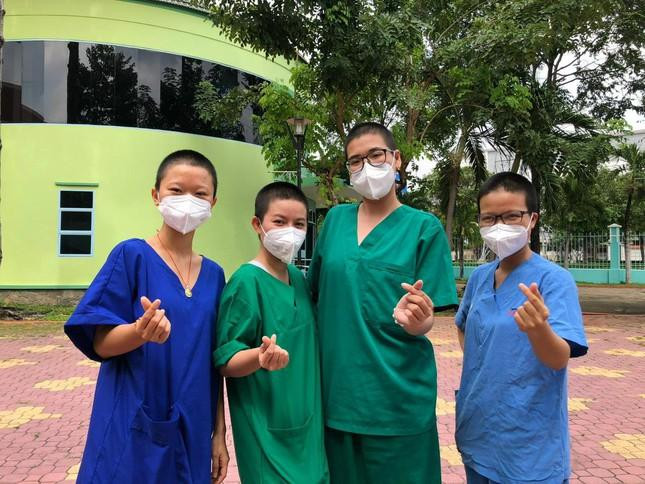 “Mình không suy nghĩ nhiều, chỉ nghĩ đến việc tóc hơi vướng trong quá trình làm việc, rất mất thời gian cho việc gội đầu và phải đợi tóc khô rồi mới được đi ngủ. Mình nghĩ tóc rồi cũng mọc dài lại thôi, vào đây rồi ai mặc đồ bảo hộ cũng như ai, không ai biết mặt nhau như thế nào nữa, chỉ nhận dạng nhau qua ánh mắt, cử chỉ, và hành động. Cạo rồi mình mới báo cho gia đình biết, như là mọi chuyện đã rồi”, nữ tình nguyện viên Đài Trang nói. “Mình không suy nghĩ nhiều, chỉ nghĩ đến việc tóc hơi vướng trong quá trình làm việc, rất mất thời gian cho việc gội đầu và phải đợi tóc khô rồi mới được đi ngủ. Mình nghĩ tóc rồi cũng mọc dài lại thôi, vào đây rồi ai mặc đồ bảo hộ cũng như ai, không ai biết mặt nhau như thế nào nữa, chỉ nhận dạng nhau qua ánh mắt, cử chỉ, và hành động. Cạo rồi mình mới báo cho gia đình biết, như là mọi chuyện đã rồi”, nữ tình nguyện viên Đài Trang nói.