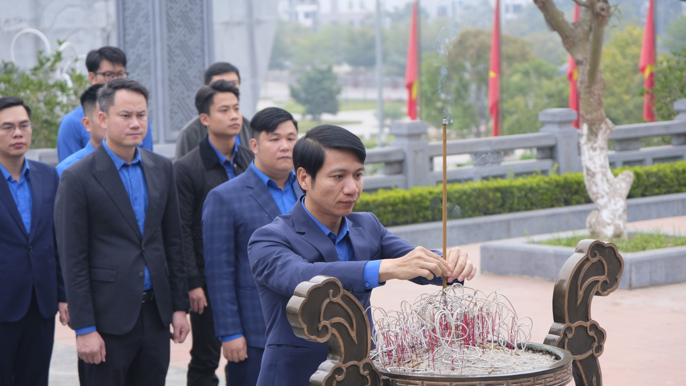 Đoàn công tác T.Ư Đoàn do anh Nguyễn Ngọc Lương - Bí thư thường trực T.Ư Đoàn, Chủ tịch T.Ư Hội LHTN Việt Nam dẫn đầu dâng hương tại Tượng đài Bác Hồ. Ảnh: Châu Linh