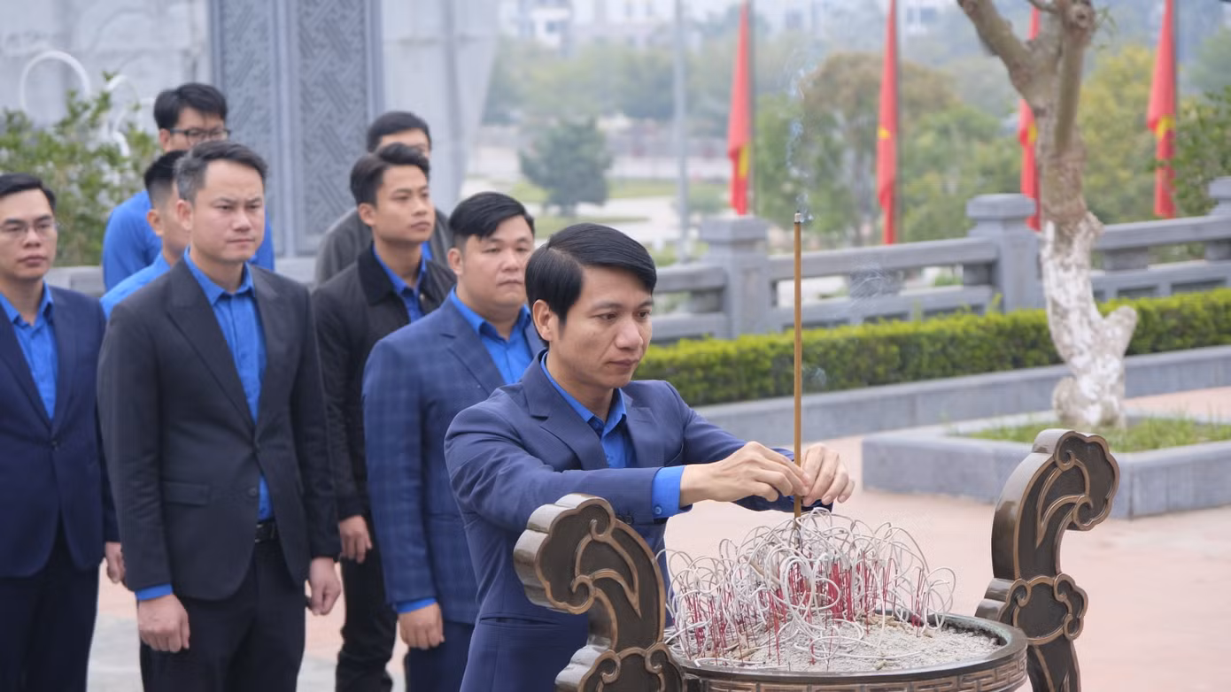 Đoàn công tác T.Ư Đoàn do anh Nguyễn Ngọc Lương - Bí thư thường trực T.Ư Đoàn, Chủ tịch T.Ư Hội LHTN Việt Nam dẫn đầu dâng hương tại Tượng đài Bác Hồ. Ảnh: Châu Linh