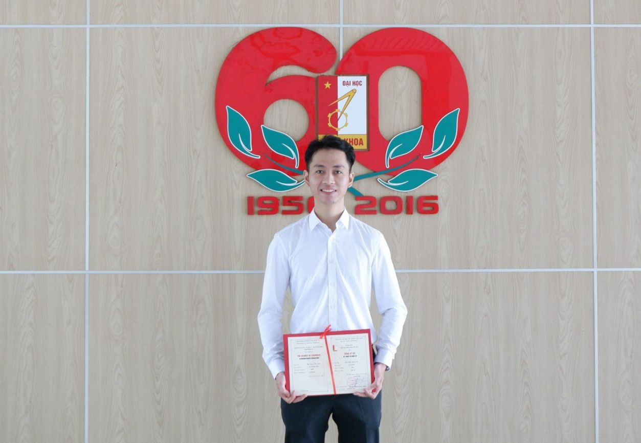 Tiến Anh là sinh viên ưu tú nhận 5 kỳ học bổng liên tiếp của Đại học Bách khoa Hà Nội. Tiến Anh là sinh viên ưu tú nhận 5 kỳ học bổng liên tiếp của Đại học Bách khoa Hà Nội.