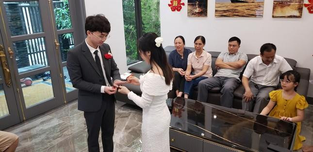 Trang điểm nhẹ nhàng, mặc chiếc váy trắng cũ, Bích Phương cùng chú rể bước xuống phòng khách - lễ đường tổ chức hôn lễ vào lúc 9h sáng. Trang điểm nhẹ nhàng, mặc chiếc váy trắng cũ, Bích Phương cùng chú rể bước xuống phòng khách - lễ đường tổ chức hôn lễ vào lúc 9h sáng.