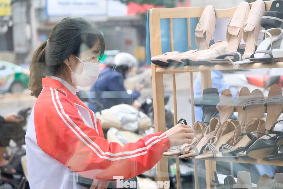 Bạn Mai Anh đang xem kệ giày đồng giá 99.000 đồng. Đây là những đôi giày lỗi size hoặc lỗi một chút thiết kế nhưng nhìn chung vẫn sử dụng được nếu khách hàng đi vừa chân, ưng mắt.