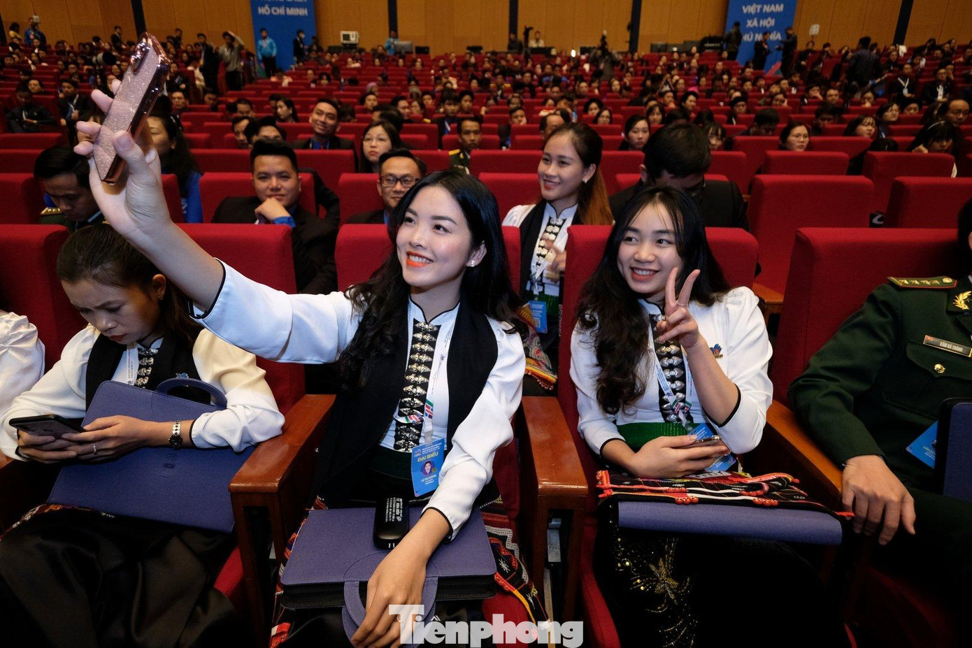 Đại biểu dân tộc tranh thủ chụp ảnh trước khi bước vào phiên trọng thể Đại hội. Ảnh: Hoàng Mạnh Thắng Đại biểu dân tộc tranh thủ chụp ảnh trước khi bước vào phiên trọng thể Đại hội. Ảnh: Hoàng Mạnh Thắng