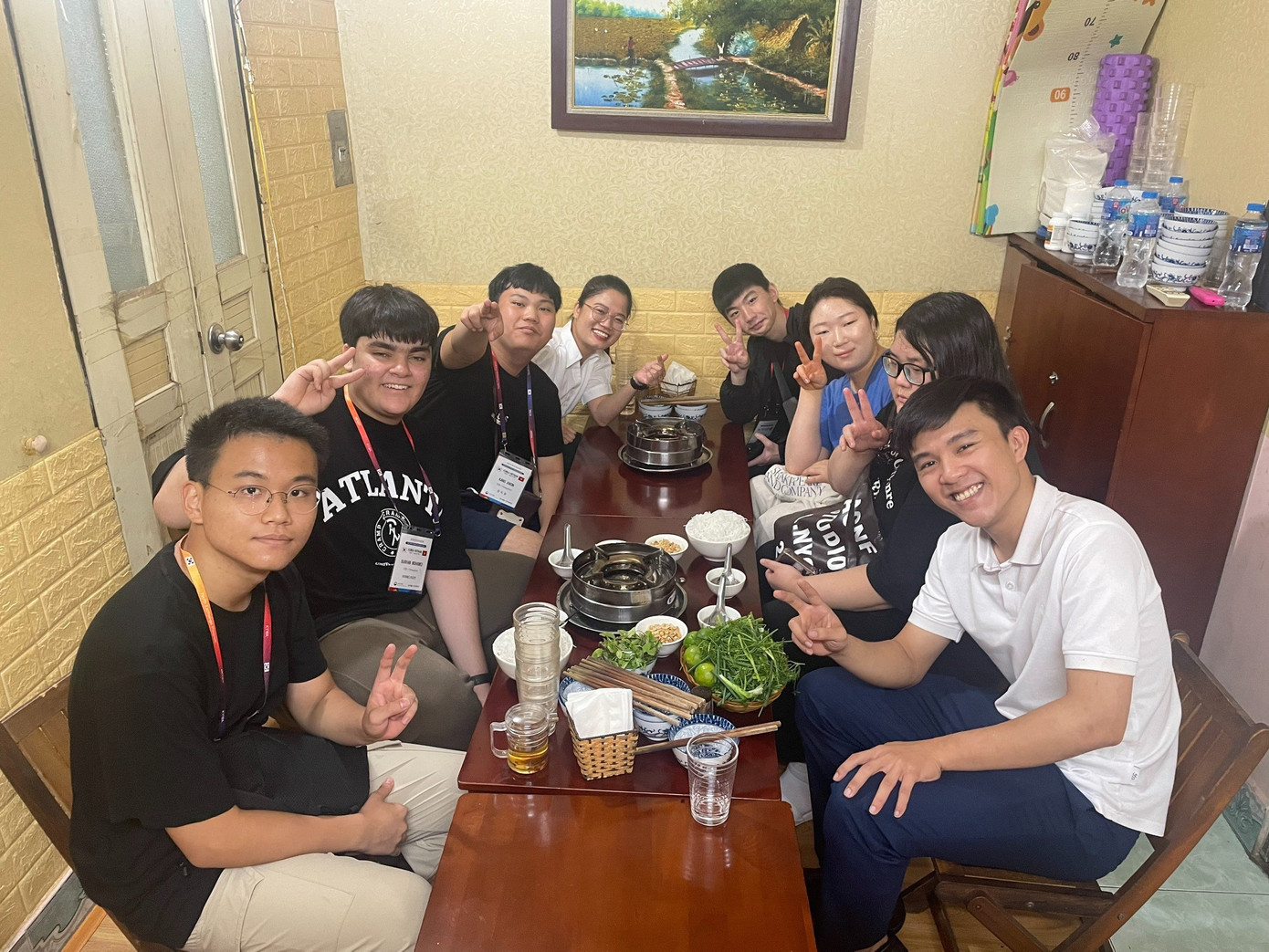 Kang Jiwon và Kim Joohyung là hai trong số các đại biểu Hàn Quốc tham gia ở cùng các gia đình Việt Nam. Kang Jiwon và Kim Joohyung là hai trong số các đại biểu Hàn Quốc tham gia ở cùng các gia đình Việt Nam.