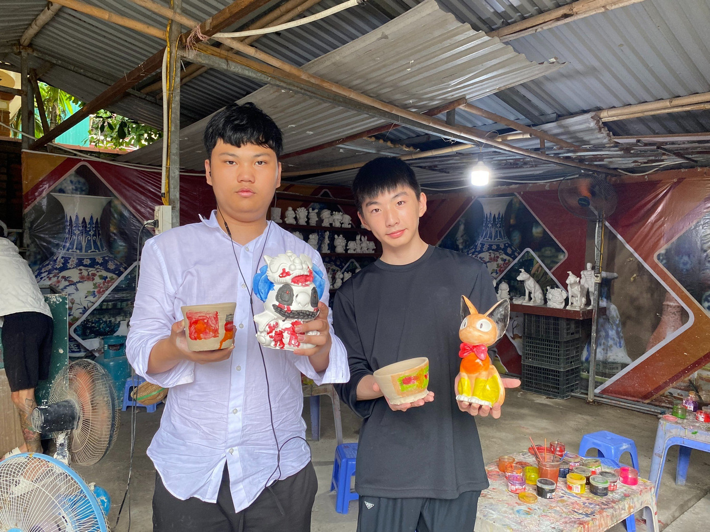 Hai đại biểu học sinh Hàn Quốc tham quan Bát Tràng. Hai đại biểu học sinh Hàn Quốc tham quan Bát Tràng.