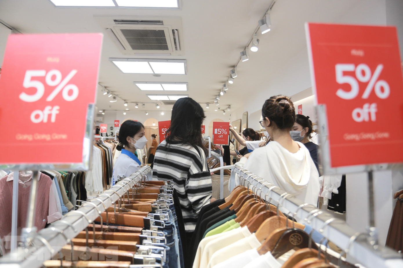 Quần áo mùa đông chỉ sale nhẹ, không đáng kể. Quần áo mùa đông chỉ sale nhẹ, không đáng kể.