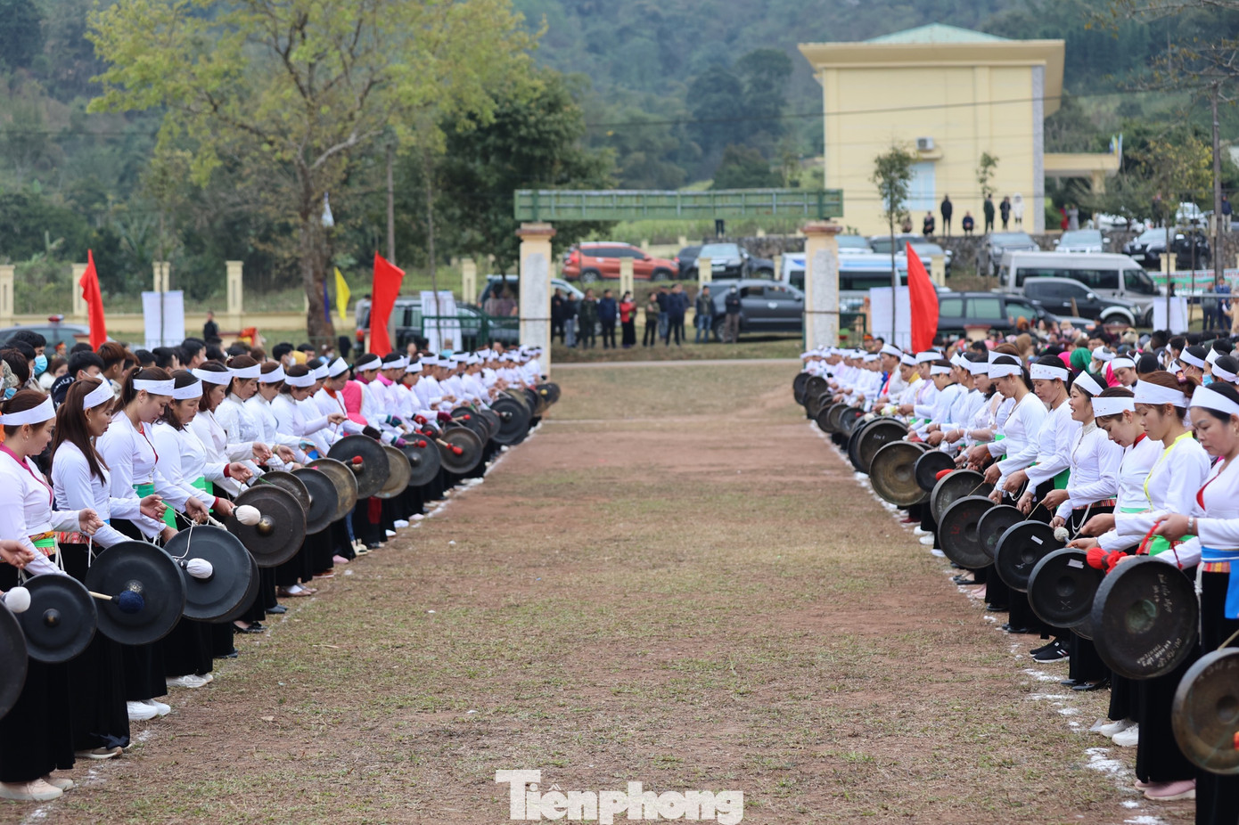 Màn trình diễn cồng chiêng của đồng bào Mường chào mừng đại biểu dự Lễ phát động Tết trồng cây “Đời đời nhớ ơn Bác Hồ” Xuân Quý Mão năm 2023 do T.Ư Đoàn phối hợp với Tỉnh ủy, UBND tỉnh Hòa Bình tổ chức. Ảnh: Như Ý