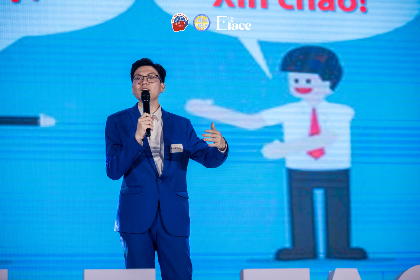 Thái tự tin, dần hình thành phong thái của người dẫn chương trình. Thái tự tin, dần hình thành phong thái của người dẫn chương trình.
